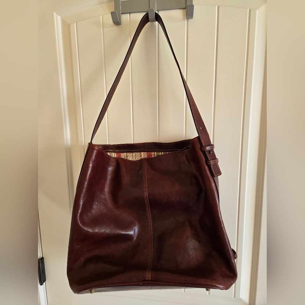 Sophisticated Brown Leather Shoulder Bag